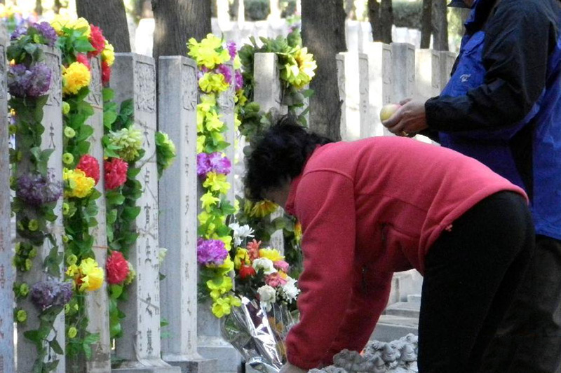 北京迎来首个清明祭扫高峰，石景山区抽调各方力量确保公众安全