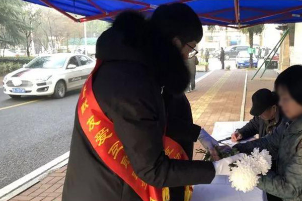 志愿者参与纸钱换鲜花活动