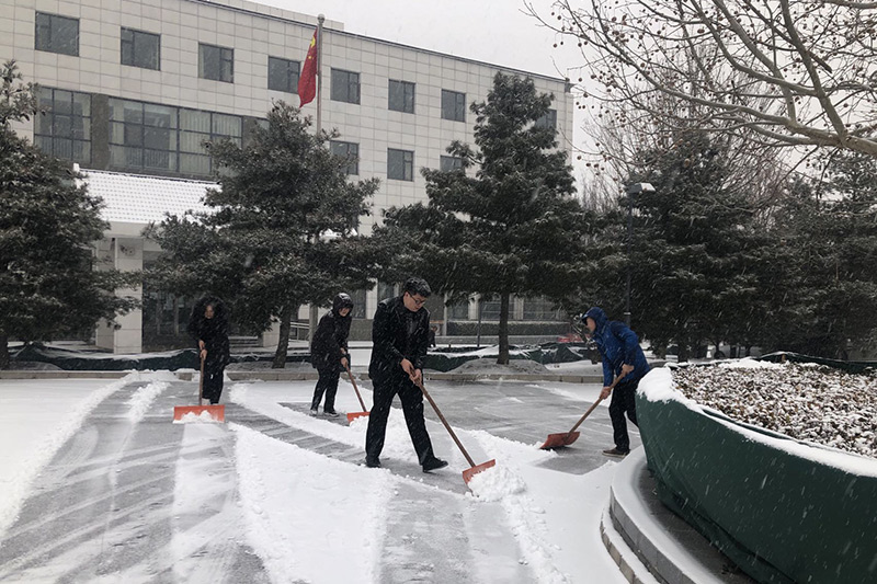 顺义区殡仪馆工作人员在扫雪清障现场